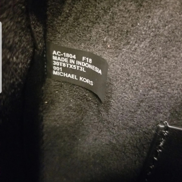 COPY - Michael Kors Junie Large Pebbled Leather T… - Picture 8 of 9